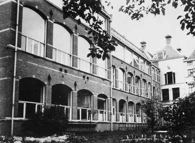 814159 Gezicht op de achterzijde van het Tandheelkundig Instituut van de Rijksuniversiteit Utrecht in het huis ...